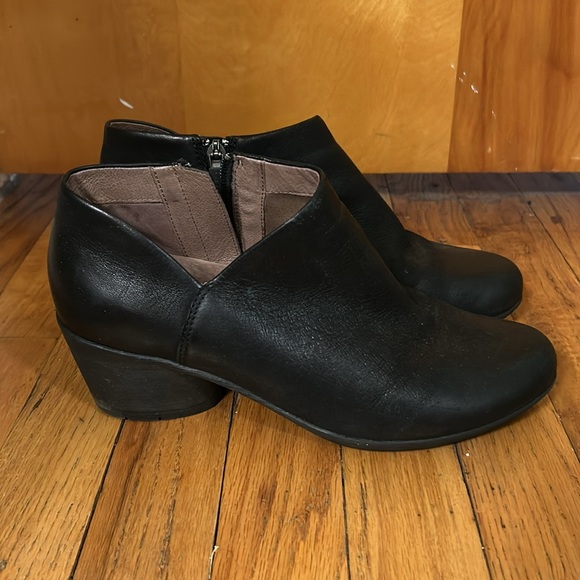 Dansko Raina Black Burnished Leather Bootie size 39 EUC - Picture 3 of 7
